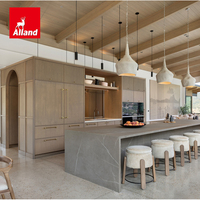 Meubles de cuisine complets de style européen sur mesure, en chêne clair massif, durables et luxueux, avec îlot central et armoires de garde-manger.