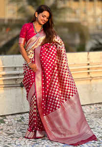 Revele Royal Charm In Magenta Banarasi Sari de seda suave acentuado con tejido artístico 3D Zari perfecto para celebraciones - Product Image 5