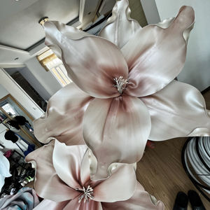 H-695 Fleurs suspendues géantes, grandes fleurs de lys en mousse EVA faites à la main, imperméables, pour décoration de mariage, d'événements et de fêtes en extérieur - Product Image 6