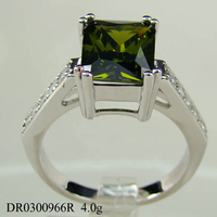 Anillo de Plata de Ley 925 con Baño de Rodio, con Zirconia en Corte Rectangular Verde Oliva, para Boda y Aniversario