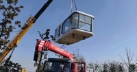 Dernière conception de maison capsule mobile en structure acier moderne avec fonction imperméable, capable de flottation sur l'eau et de mouvement sur bateaux.