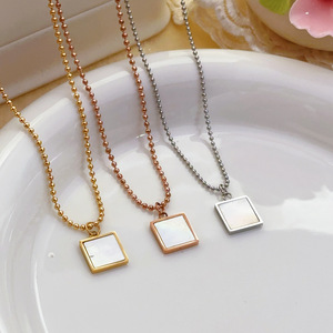 Collar con Colgante en Forma de Concha, Geométrico, Chapado en Oro, con Símbolos Grabados, Simple, de Acero Inoxidable, con Eslabones Rectangulares - Product Image 1