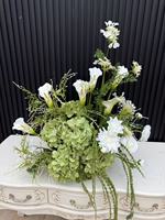 Composition Florale Luxe Toucher Réel Lys Calla Marguerite Chemin de Table Vert Champagne Pièce Maîtresse Végétation Fleurs Sauvages