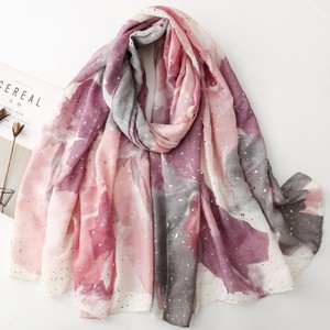 ฮิญาบยาวแฟชั่นใหม่สีทองประกายระยิบระยับสำหรับผู้หญิง ลายดอกไม้พิมพ์ลายสวยงาม ผ้าโพลีเอสเตอร์เนื้อมันวาวอเนกประสงค์สำหรับกิจกรรมกลางแจ้ง - Product Image 1