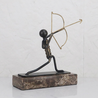 Sculpture d'archer abstraite en bronze foncé et marbre, faite à la main, moderne et luxueuse, avec base en marbre, ornement décoratif de table