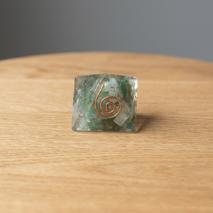 Pyramides pour bébés en Orgonite Aventine Verte, sculptées style Feng Shui, en Agate, avec gravure d'amour, objet d'art de collection, Gujarat - Product Image 2