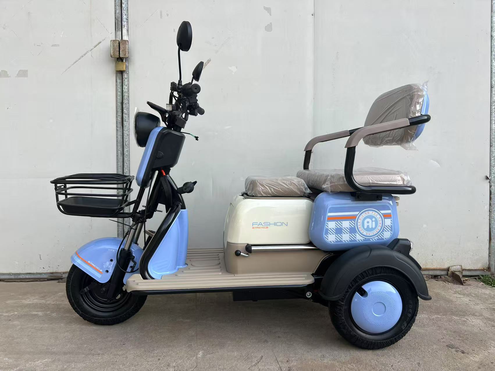 チャン・リー ソーラー電動三輪車 3輪バイク 価格/電力 バッテリー
