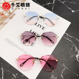 Lunettes de soleil Qianai sans monture irrégulières, dégradé bleu rose, dorées, légères, protection solaire, mode, pour femme - Product Image 1