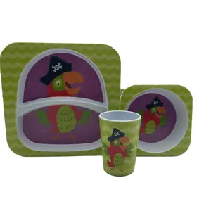 LFGB 표준 만화 어린이 식기 세트 홈 캠핑을위한 그릇 접시와 컵 세트가있는 멜라민 식기