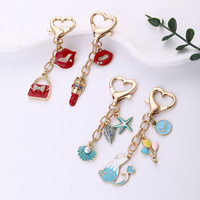 Nouveau rouge à lèvres tendance en forme de goutte d'huile, petit pendentif chat bleu, porte-clés en perles, accessoires pour sacs pour femmes