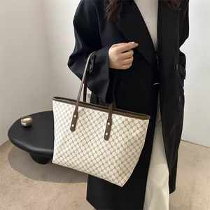 Sac à main de luxe de grande capacité de haute couture, couleur unie, pour femmes, fermeture ouverte, sac à bandoulière en PU avec logo personnalisé, toutes saisons - Product Image 3