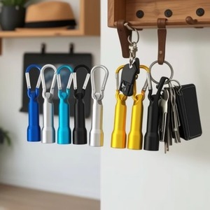 Mini linterna de aluminio con mosquetón y gancho para escalada, ideal para senderismo, camping y uso al aire libre. - Product Image 1