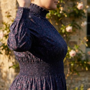 <span class=keywords><strong>Robe</strong></span> <span class=keywords><strong>longue</strong></span> smockée florale à col montant et manches longues pour <span class=keywords><strong>femme</strong></span>, motif <span class=keywords><strong>Liberty</strong></span>, style Heritage, taille plus UK 5X, personnalisable ODM - Product Image 2