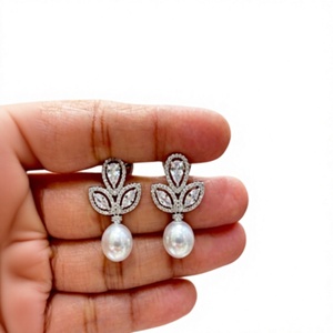 Pendientes colgantes de aleación plateada con forma de flor radiante, con perla y circonita talla marquesa para mujer, para boda - Product Image 2