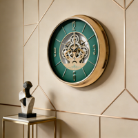 Horloge murale squelette moderne à cadran blanc, cadre plaqué or avec mécanisme visible, décoration intérieure minimaliste et industrielle