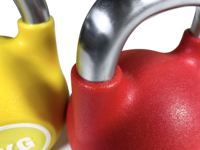 Kettlebell de compétition en fonte avec revêtement en caoutchouc coloré, poignée portable et durable pour la musculation en salle de sport commerciale