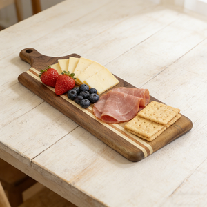 Tabla de Madera de Arce y Nogal Negro para Servir Charcutería y Quesos, con Logotipo Personalizado de Natural House y Orificio para Colgar - Product Image 1