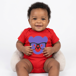 Lindo pelele rojo estampado para bebé con diseño de oso morado con gafas, mono de verano de algodón orgánico de manga corta con cuello redondo para bebés y niños pequeños - Product Image 1