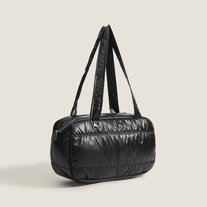 Bolso Tote Acolchado Metálico Plateado, Tamaño Grande, Cierre de Cremallera Impermeable, Bolso de Hombro para Mujer, Estilo Minimalista para Todas las Temporadas - Product Image 3
