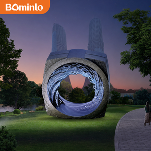 Sculpture d'anneau de portique sur mesure de grande taille en acier inoxydable avec cadre à facettes et centre bleu lumineux, Art nocturne moderne pour parc urbain - Product Image 1
