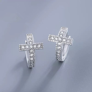 Piccoli orecchini a croce da donna, semplici accessori per l'uso quotidiano - Product Image 1
