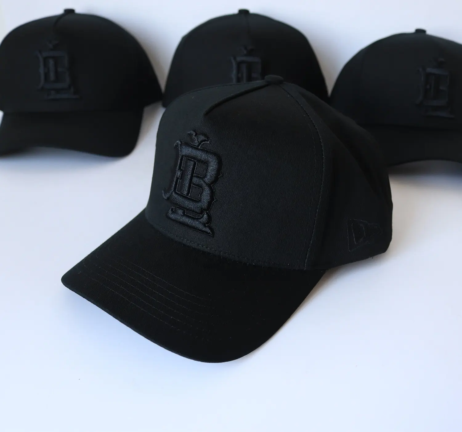 Benutzer definiertes Logo 5 Panel Mesh Hut Außenwerbung hochwertiges schwarzes Logo auf schwarzen Kappen Baseball mützen