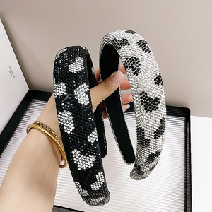 Nuova Fascia per Capelli Coreana con Cristalli 3D a Forma di Cuore - Minimalista Bianco e Nero Completamente Decorata con Strass Ecologica - Product Image 3