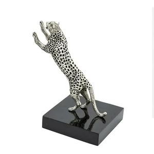 Porte-livres Jaguar en aluminium coulé sur socle en marbre pour table - Product Image 2