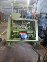 Machine à fabriquer des blocs LOTUS 860 à double vibrateur avec moteur et boîte de vitesses, poids 4000 kg, garantie 1 an, tension personnalisée