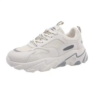 أحذية رياضية نسائية عصرية 2025 مريحة وقابلة للتنفس بنعل سميك وتصميم جديد للمشي - Product Image 2