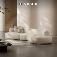 Fauteuil Chesterfield italien incurvé en cachemire, forme unique, minimaliste, moderne, en tissu, rembourré en éponge, pour villas et grands espaces