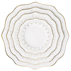 Assiette à dîner en porcelaine fine à bords dorés, issue d'un <span class=keywords><strong>service</strong></span> <span class=keywords><strong>de</strong></span> vaisselle minimaliste, avec un ensemble <span class=keywords><strong>de</strong></span> tasses, assiettes et bols en porcelaine fine et des assiettes à dîner blanches - Product Image 6