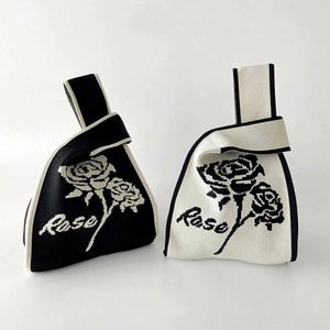 Bolso de Mano Tejido a Crochet con Diseño Coreano en Blanco y Negro, Bolso Tipo Tote Hecho a Mano para Mujer - Product Image 1