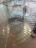 Escalier en colimaçon incurvé en verre trempé laminé, en forme ronde, en métal et en verre, pour l'intérieur de la maison, design personnalisé