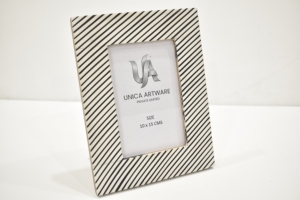 Marco de Fotos de Lujo con Rayas Diagonales, Marco Decorativo de Resina MDF para Mesa, 10x15 cm, Disponible al Mejor Precio - Product Image 2