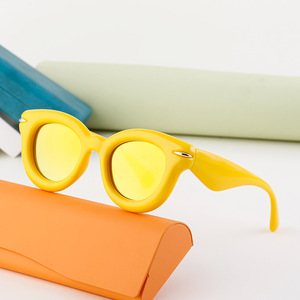 Gafas de Sol para Mujer KJ-9032, Montura de PC, Protección UV400 Clase 2, Estilo Ojo de Gato, Diseño Moderno - Product Image 2