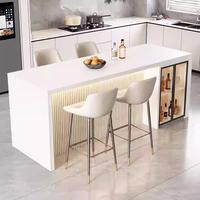 Îlot de cuisine personnalisé avec comptoir effet bois et armoire à vin en verre avec éclairage LED latéral pour maison résidentielle