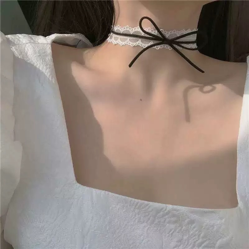 Bretelle en dentelle blanche