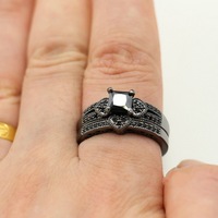 Lot de 2 bagues de couple plaquées or 18 carats, double rangée de cristaux noirs et zircons cubiques, design ajouré