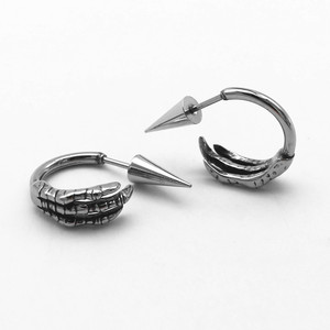 Boucles d'oreilles créoles unisexes Yunnique en forme de main squelette en acier titane pour soirée - Product Image 1