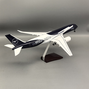 Modelo de Avión de Resina <span class=keywords><strong>Airbus</strong></span> <span class=keywords><strong>A350</strong></span>-<span class=keywords><strong>900</strong></span> a Escala 1/142 de 47 cm con Diseño del 100 Aniversario de Lufthansa, Luces LED y Tren de Aterrizaje - Product Image 4