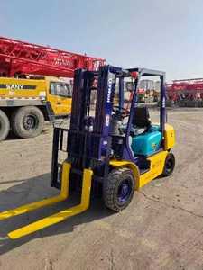 Carretilla elevadora diésel 4WD Komatsu de 3 toneladas usada Original japonesa resistente y duradera con mástil de dos etapas a la venta con rendimiento estable - Product Image 3