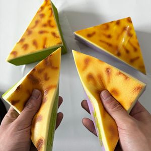 Juguete de apretar de PU con forma de queso de tigresa triangular simulado, juguete creativo unisex para apretar, divertido juguete de descompresión de rebote lento para Taros Matcha - Product Image 2