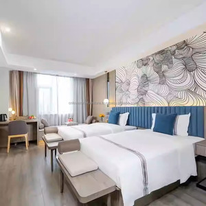 Ensemble de meubles de chambre double pour hôtel 3 étoiles, style moderne, avec lit en bois, tête de lit capitonnée, tables de chevet et canapé. - Product Image 1