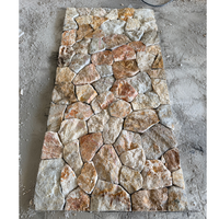 Pierre naturelle aléatoire personnalisée sur treillis, revêtement mural en pierre irrégulière, pierre empilée en quartz jaune et blanc pour mur extérieur de villa