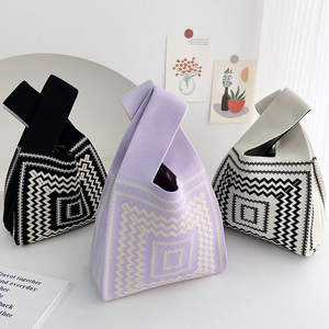 <span class=keywords><strong>Sac</strong></span> <span class=keywords><strong>à</strong></span> <span class=keywords><strong>main</strong></span> tricoté personnalisé avec logo, faible MOQ, style japonais bicolore, mini <span class=keywords><strong>sac</strong></span> de poignet avec étiquette tissée pour boutique - Product Image 1