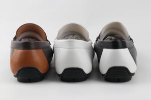 Nuevos Mocasines de Moda para Hombre, Zapatos de Conducir, Mocasines Gommino, Zapatos Planos de Microfibra con Decoración Metálica, Color Combinado - Product Image 5