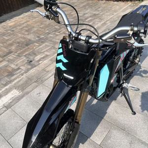 Moto tout-terrain légère haute performance Surron pour jeunes, 58V 22Ah 8KW 185N.m 40.4mph, moto pour enfants pour la conduite en plein air - Product Image 4