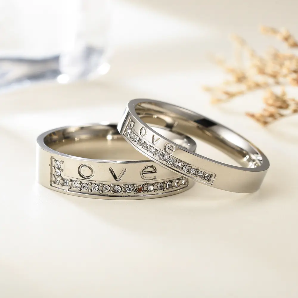 Anillos Para Parejasユニークでシンプルなダイヤモンドの結婚指輪男性マイクロ象眼細工のジルコン文字ステンレス鋼の愛の指輪