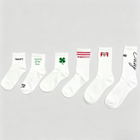 Chaussettes de sport jacquard personnalisées à faible MOQ, chaussettes athlétiques à design personnalisé, chaussettes de sport en tricot jacquard avec logo personnalisé pour hommes et femmes
